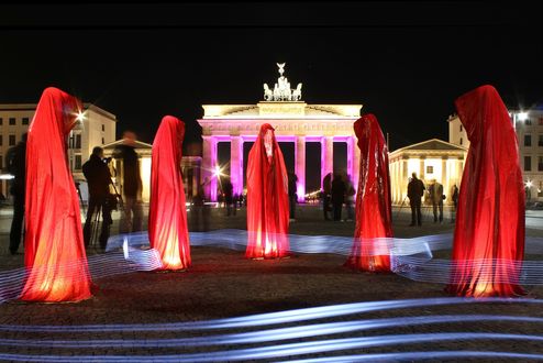 Обои на рабочий стол Deutschland, Berlin, Brandenburger Tor / Берлин, Бранденбургские Ворота, танец девушек в красных одеяниях, ночь, композиция