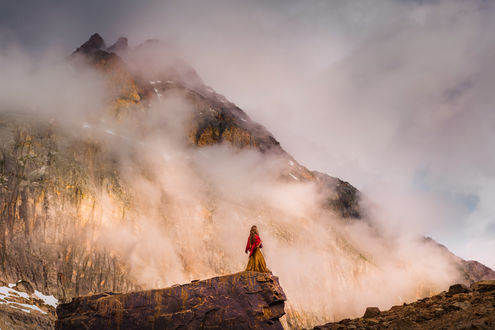 Обои на рабочий стол Девушка любуется горами в облаках, фотограф Lizzy Gadd