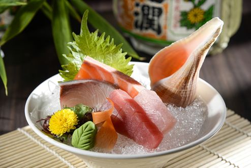 Обои на рабочий стол Японская кухня, кусочки свежей рыбы с васаби и ракушкой во льду в тарелке