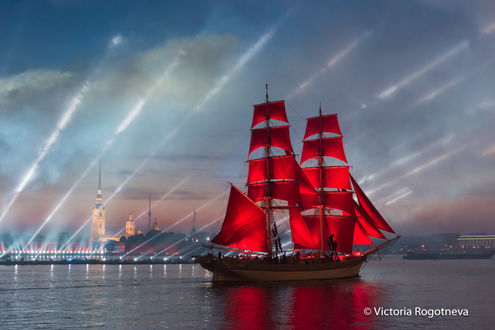 Обои на рабочий стол Алые Паруса под освещением прожекторов, Санкт-Петербург, фотограф Виктория Роготнева