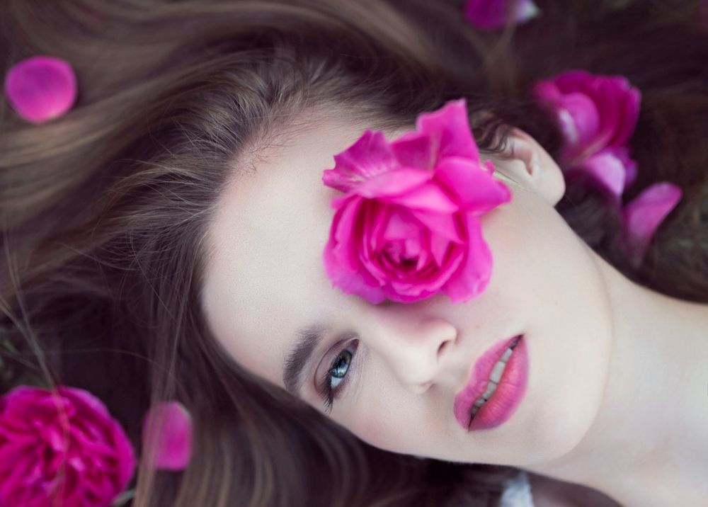 Обои для рабочего стола У девушки на лице роза, фотограф Maja Topcagic