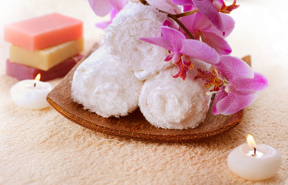 Обои для рабочего стола Spa-набор: зажженные свечи, мыло, махровое полотенце и цветы орхидеи