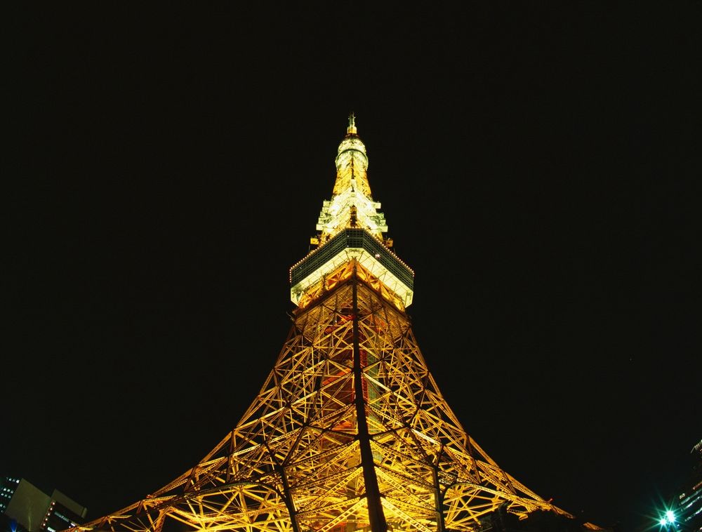 Обои для рабочего стола Эффектно подсвеченная Эйфелева башня / Tour Eiffel, на фоне ночного неба, Париж, Франция / Paris, France