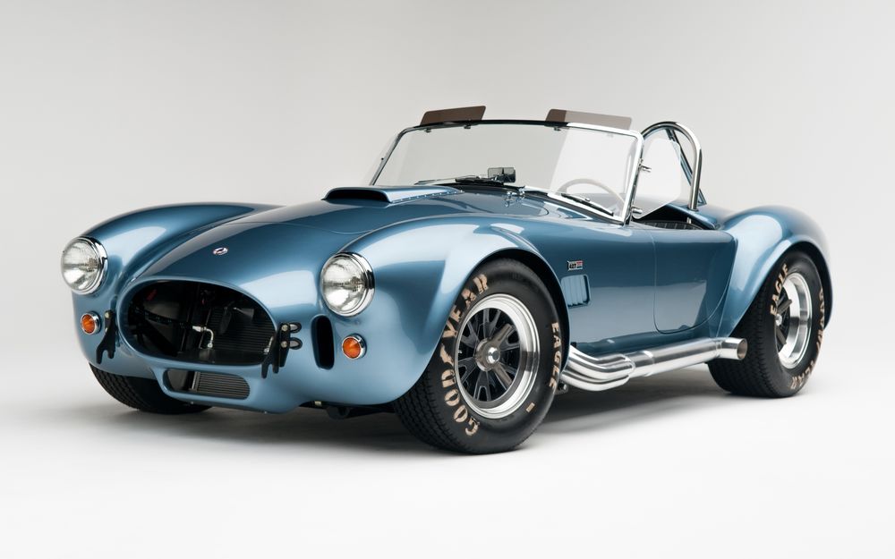 Обои для рабочего стола AC Cobra — британский спортивный автомобиль, выпускавшийся фирмой AC Cars с 1961 по 1967 год, голубой на белом фоне