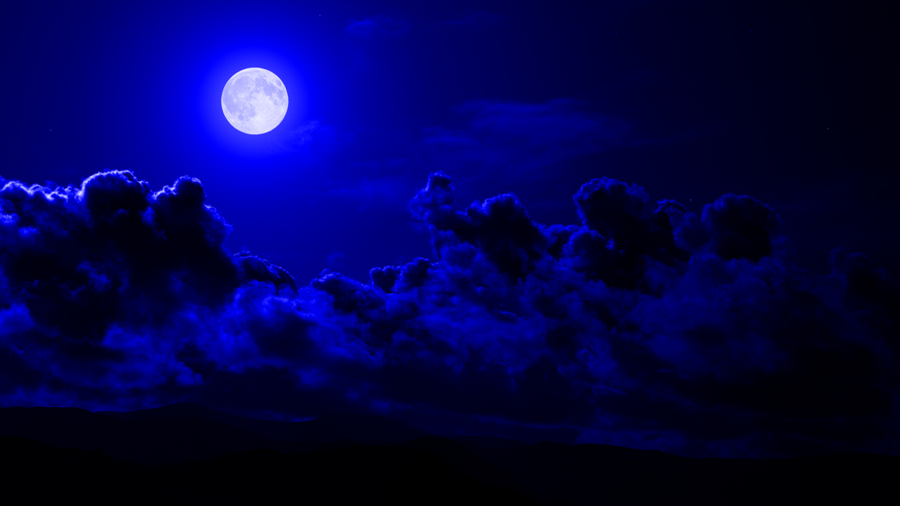 Обои для рабочего стола Луна в темно-синем небе