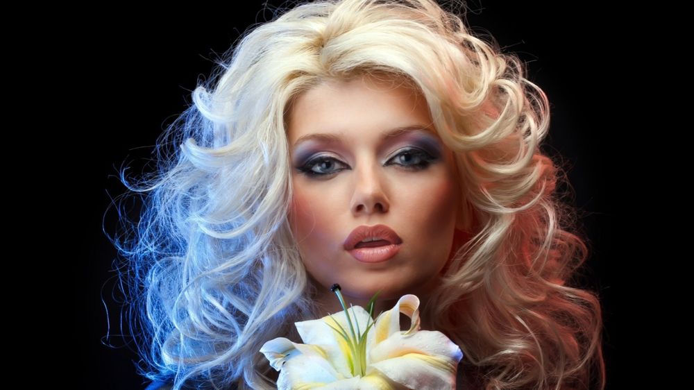 Обои для рабочего стола Модель Елена Поташева с лилией в руках, фотограф Vitaly-Sokol