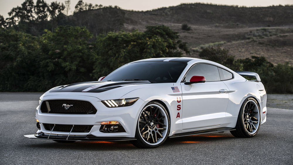 Обои для рабочего стола Белый Mustang на загородной дороге