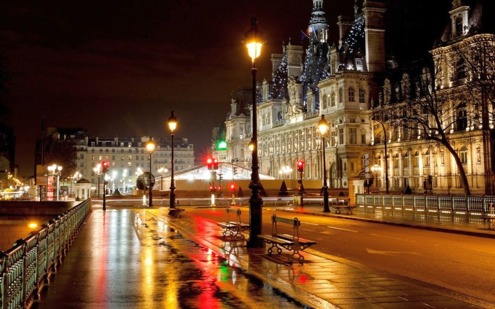 Обои для рабочего стола Париж, ночь, здание Ратуши, город после дождя