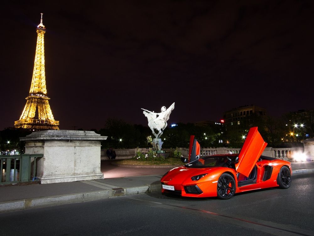 Обои для рабочего стола Суперкар Lamborghini / Ламборгини, на фоне освещенной Эйфелевой башни, Париж, Франция