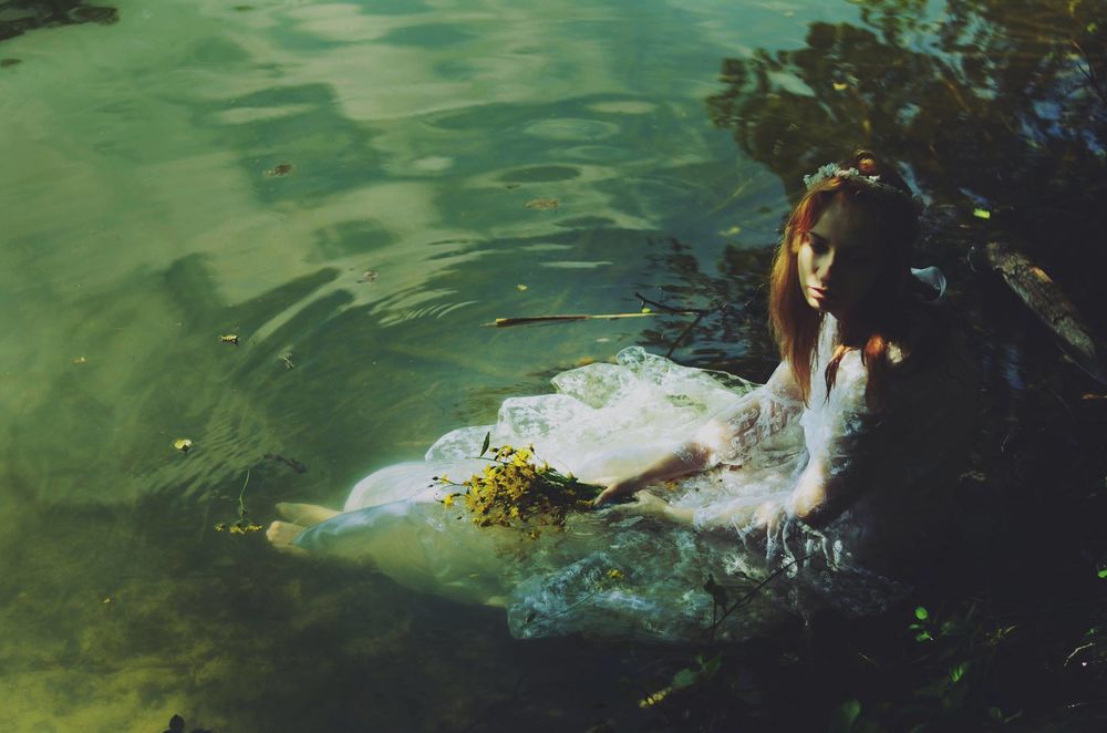 Обои для рабочего стола Девушка с цветами сидит в воде, by mademoiselle-necro