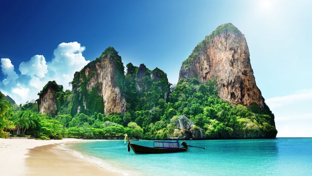 Обои на рабочий стол Railay Beach, Thailand / Рэйли Бич, Таиланд, горы,  деревья, море, пляж, лодка, обои для рабочего стола, скачать обои, обои  бесплатно
