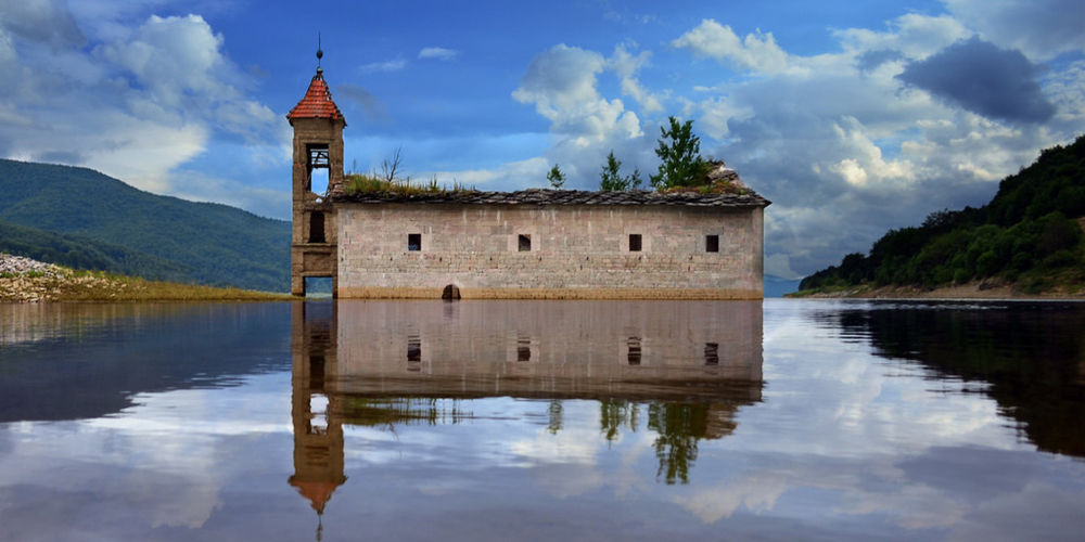 Обои для рабочего стола Затонувший храм, MAVROVO, MACEDONIA