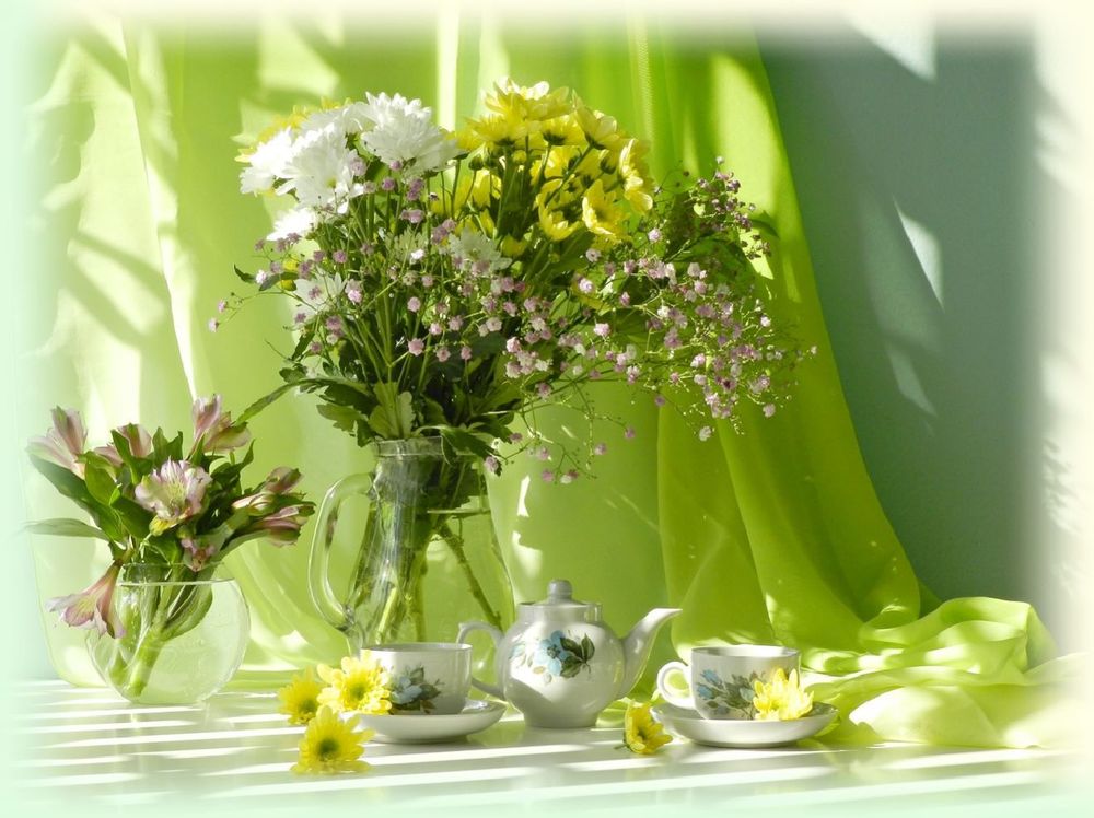 Обои для рабочего стола Летние цветы в вазах рядом с чайником и чашками на фоне салатовой занавески