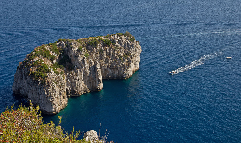 Обои для рабочего стола У берегов острова Капри, Италия / Capri, Italy, небольшой островок, море, катер, след, вид сверху