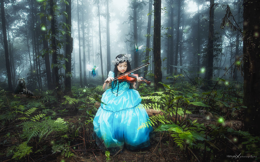 Обои для рабочего стола Девочка в голубом платье среди леса играет на скрипке, вокруг летают эльфы, позади виден медведь by Nguen Dac Tuan