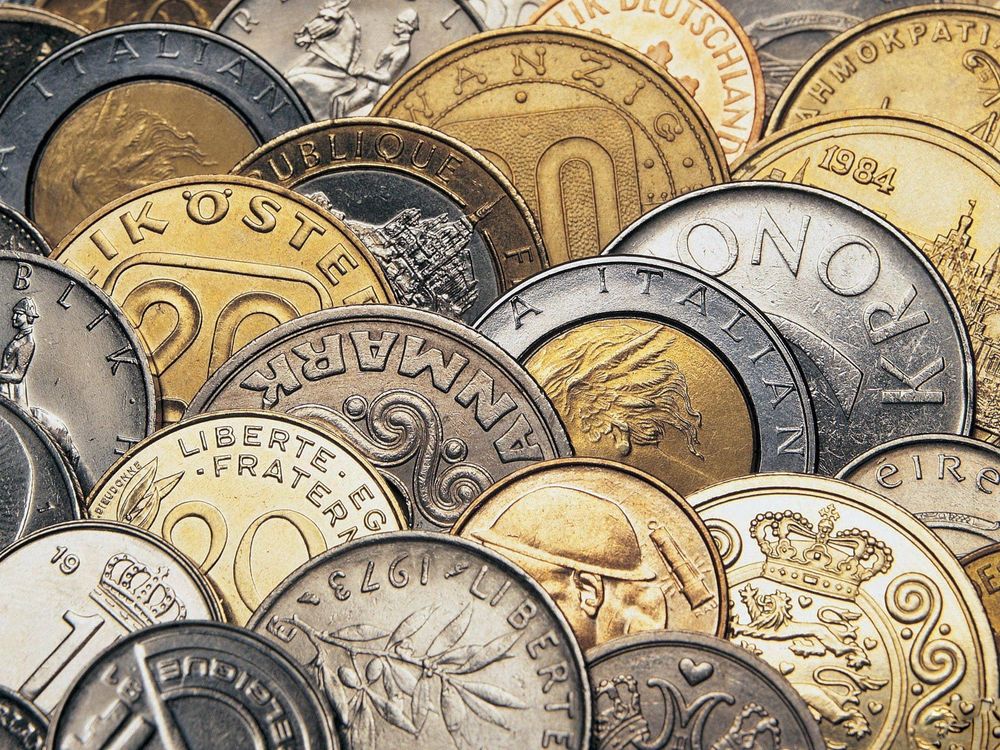 Обои для рабочего стола Монеты иностранных государств лежат в несколько рядов