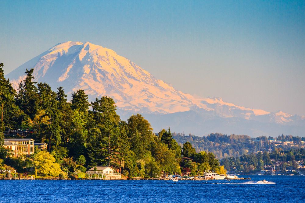 Обои для рабочего стола Вулкан Рейнир и озеро Вашингтон / Mt Rainier and Lake Washington, Seattle, окрестности Сиэтла на закате, Image by Feng Wei