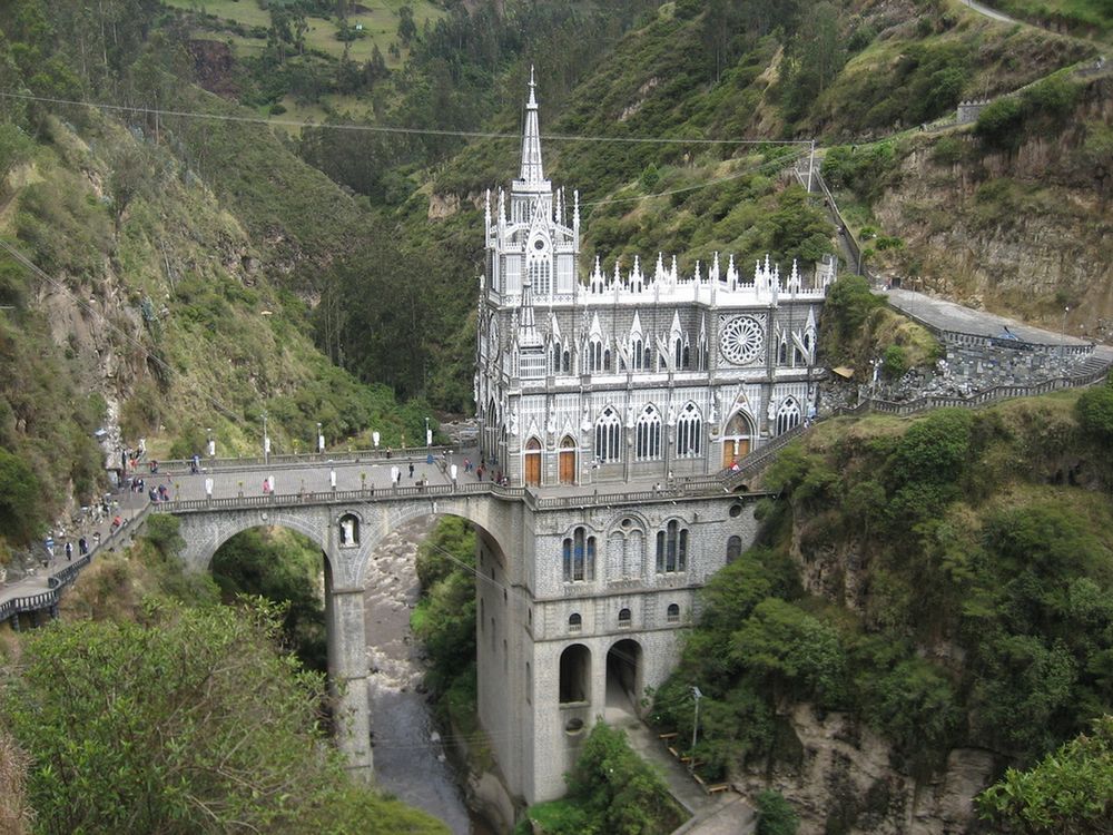 Обои для рабочего стола Церковь Лас-Лахас, Колумбия / Las Lajas Sanctuary, Colombia, на фоне гор
