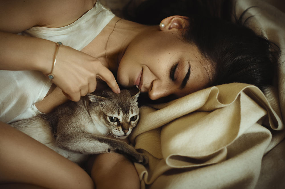 Обои для рабочего стола Девушка лежит рядом с котенком, фотограф Natasha Shorohova