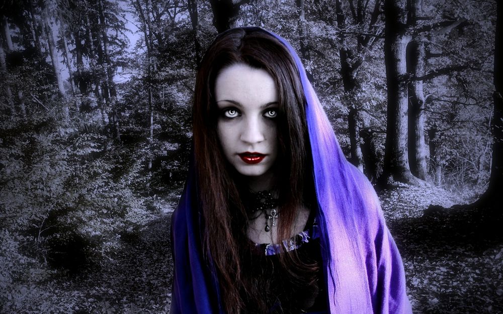Обои для рабочего стола Девушка с темными длинными волосами, серыми глазами в фиолетовом шарфе стоит в черно-белом лесу