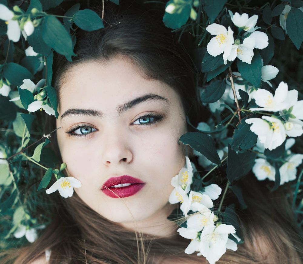 Обои для рабочего стола Девушка у цветов жасмина, фотограф Jovana Rikalo