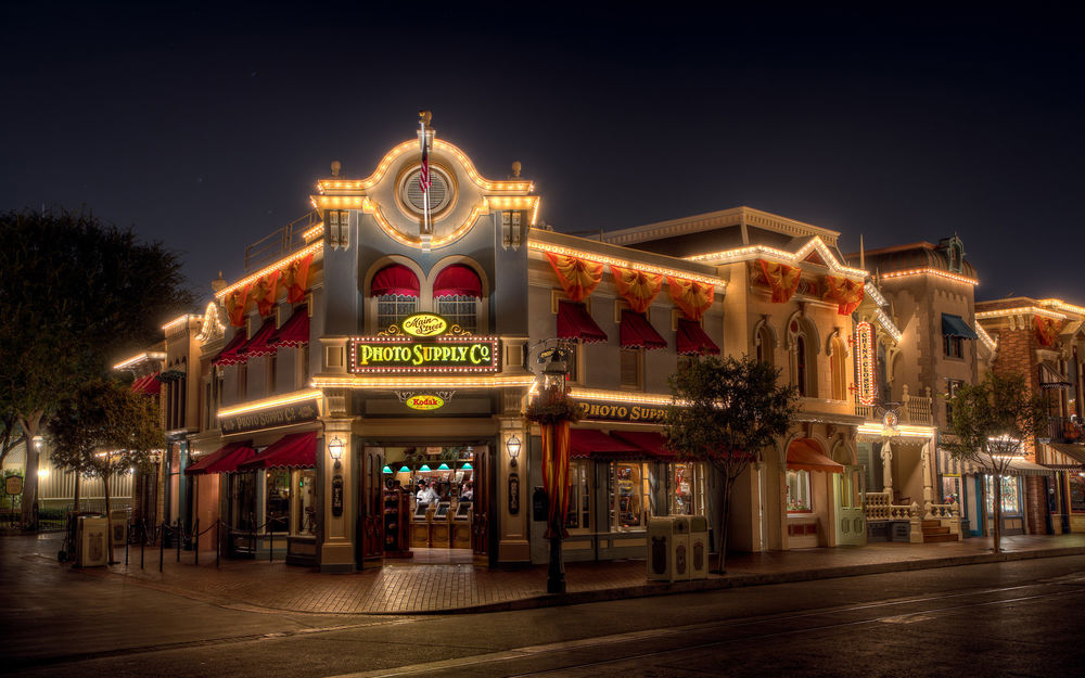 Обои для рабочего стола Disneyland Anaheim at night / Диснейленд, Анахайм, Калифорния, ночная улица