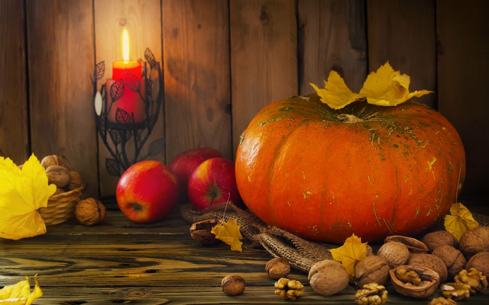 Обои для рабочего стола Осенний натюрморт с тыквой, листьями клена, россыпью грецких орехов и красными яблоками