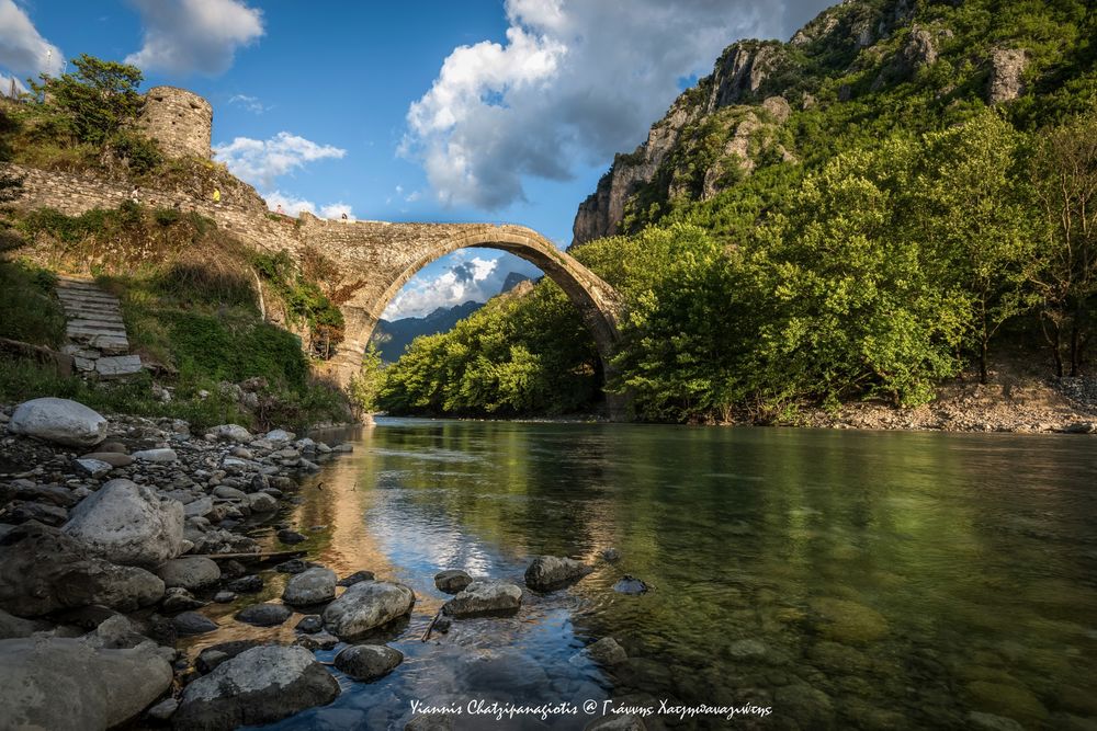Обои для рабочего стола Мост Noutsou или Kokkori пересекающий реку Vikos, Греция, фотограф Yiannis Chatzipanagiotis