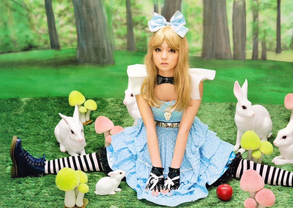 Обои для рабочего стола Митисигэ Саюми / Michishige Sayumi в образе Алисы / Alice из сказки Alice in Wonderland / Алиса в стране Чудес