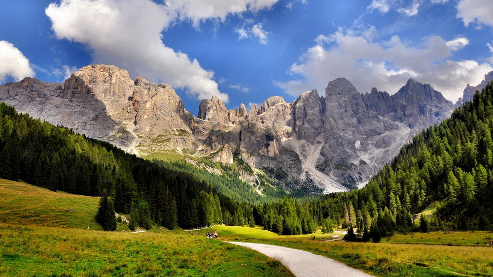 Обои для рабочего стола La Val Venegia, долина у подножья Доломитовых Альп, дорога, деревья, небо