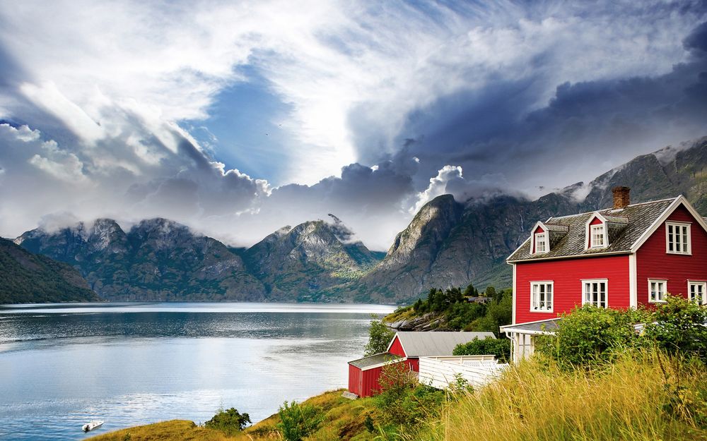 Обои для рабочего стола Красный двухэтажный дом у горного озера, Норвегия