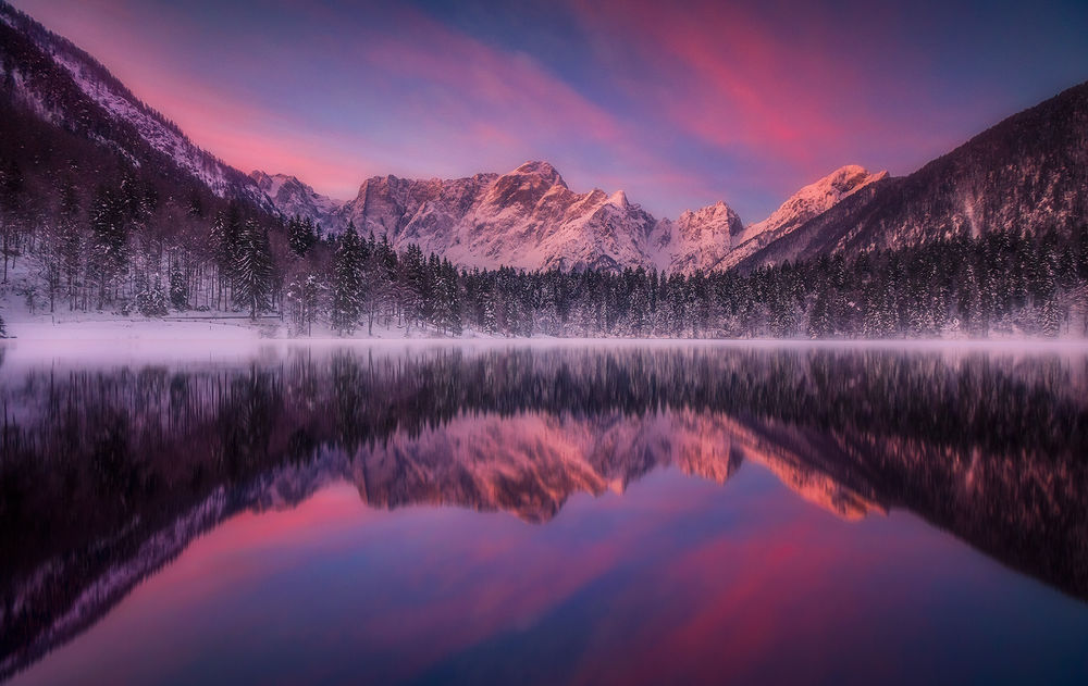 Обои для рабочего стола Зимний восход на озере Fusine / Фузине, фотограф roberto pavic