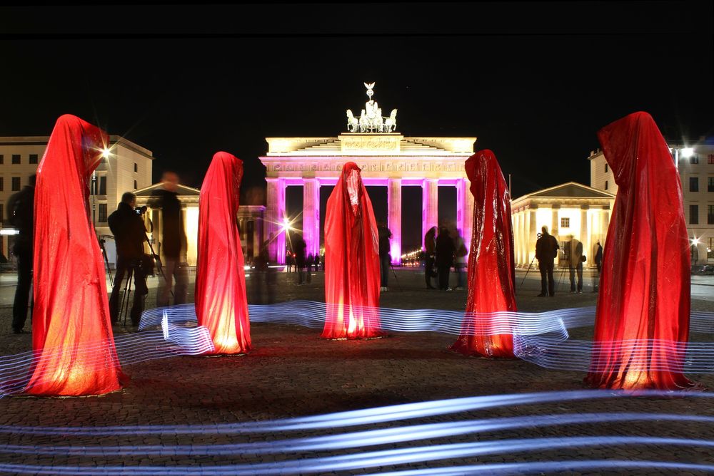 Обои для рабочего стола Deutschland, Berlin, Brandenburger Tor / Берлин, Бранденбургские Ворота, танец девушек в красных одеяниях, ночь, композиция