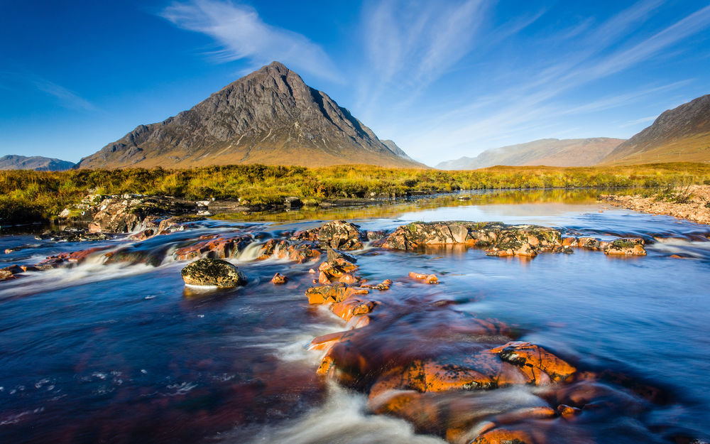 Обои для рабочего стола Scotland / Шотландия, гора, луг, река, речные пороги, на фоне неба