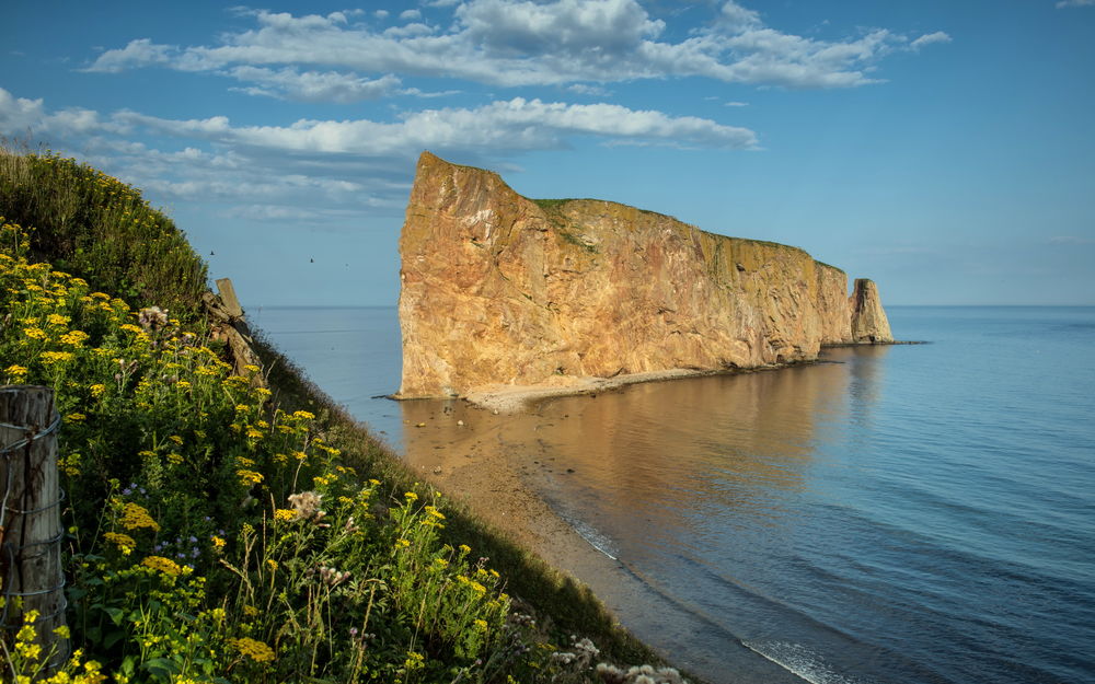 Обои для рабочего стола Perce Rock, Quebec, Canada / Утес Персе, Квебек, в проливе Сен-Лоран, Канада