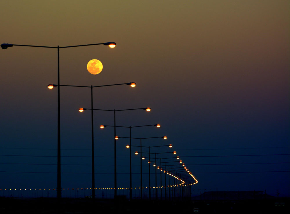 Обои для рабочего стола Городские фонари вдоль дороги, фотограф Saravanan Sadasivam