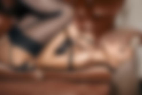 Обои на рабочий стол Девушка в черных чулках и нижнем белье лежит на диване, фотограф Максим Горбунов