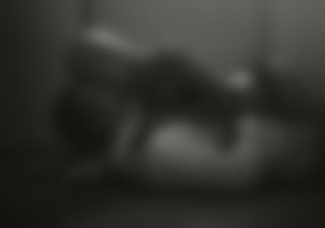 Обои на рабочий стол Парень с девушкой лежат на полу, фотограф Stefan Hаusler