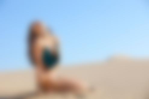 Обои для рабочего стола Американская модель Emily DiDonato / Эмили Ди Донато позирует для журнала Sports Illustrated в песчаных дюнах