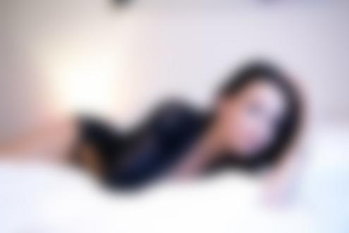 Обои на рабочий стол Модель Angelina Petrova / Ангелина Петрова лежит на кровати, глядя на нас, поднеся руку к волосам, by Guenter Stoehr