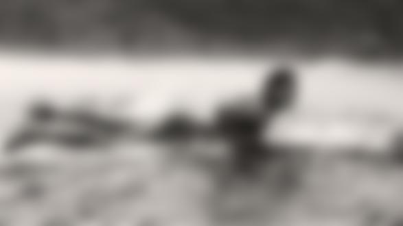 Обои для рабочего стола Обнаженная серфингистка в море