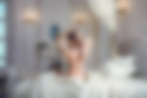 Обои на рабочий стол Обнаженная девушка сидит на кровати, поправляя волосы, фотограф Galina Tcivina