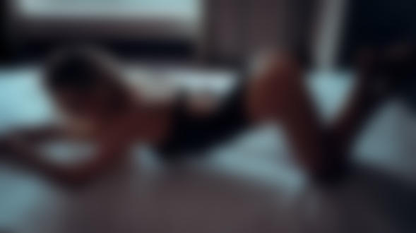 Обои на рабочий стол Девушка в нижнем белье на постели, фотограф Ivan Gorokhov