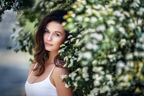 Обои на рабочий стол Девушка-модель Kamila Novаkovа стоит у куста, фотограф Milan R