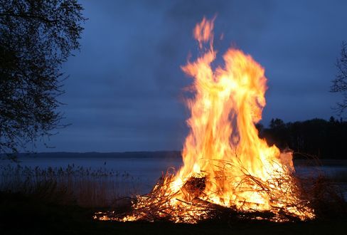 Обои на рабочий стол Sweden / Швеция, костер на берегу озера в сумерках
