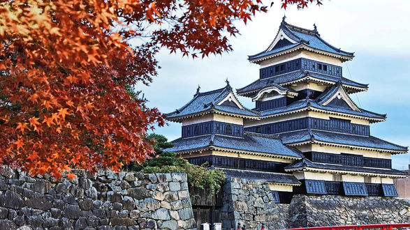 Обои на рабочий стол Замок Черного Ворона (Мацумото / Matsumoto) осенью, Япония / Japan