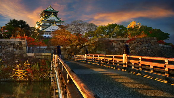 Обои на рабочий стол Мост через ров с водой к замку Osaka-ji в Осаке осенним вечером, Япония / Japan