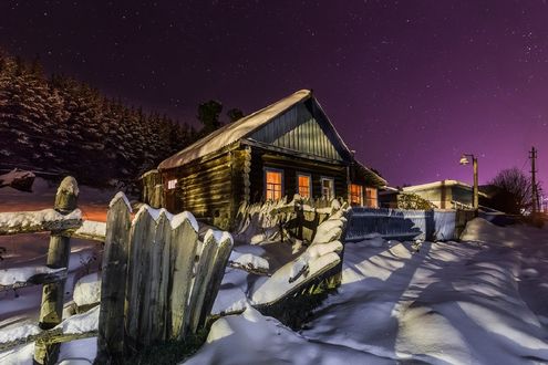 Обои на рабочий стол Деревенский домик в зимнюю снежную ночь, фотограф Кирилл Уютнов