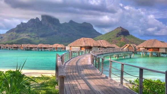 Обои на рабочий стол Four seasons resort, Bora Bora, French Polynesia / Четыре сезона, курортный поселок на острове Бора-Бора, мостик. бунгало, горы, море, небо