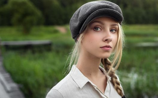Обои на рабочий стол Модель Alice Tarasenko / Алиса Тарасенко с косой и в кепке, фотограф Maxim Guselnikov